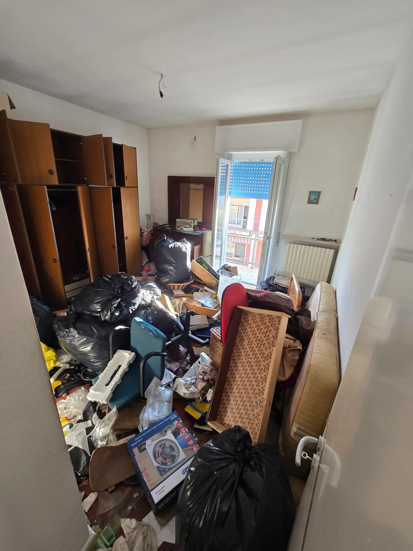 Stanza piena di materiali da sgomberare a Golosine Verona