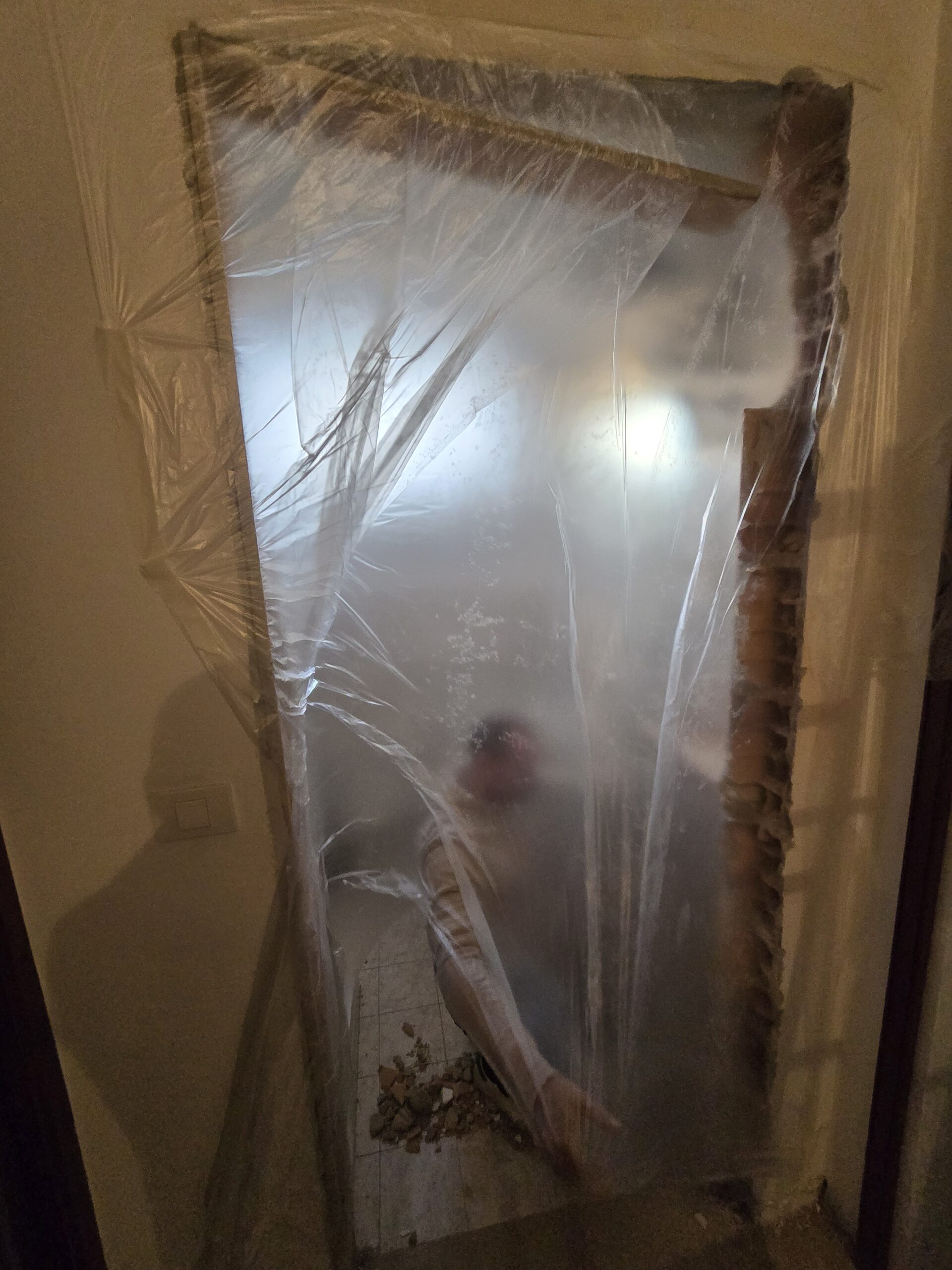 Vano porta allargato visto dal corridoio con mattoni forati a vista