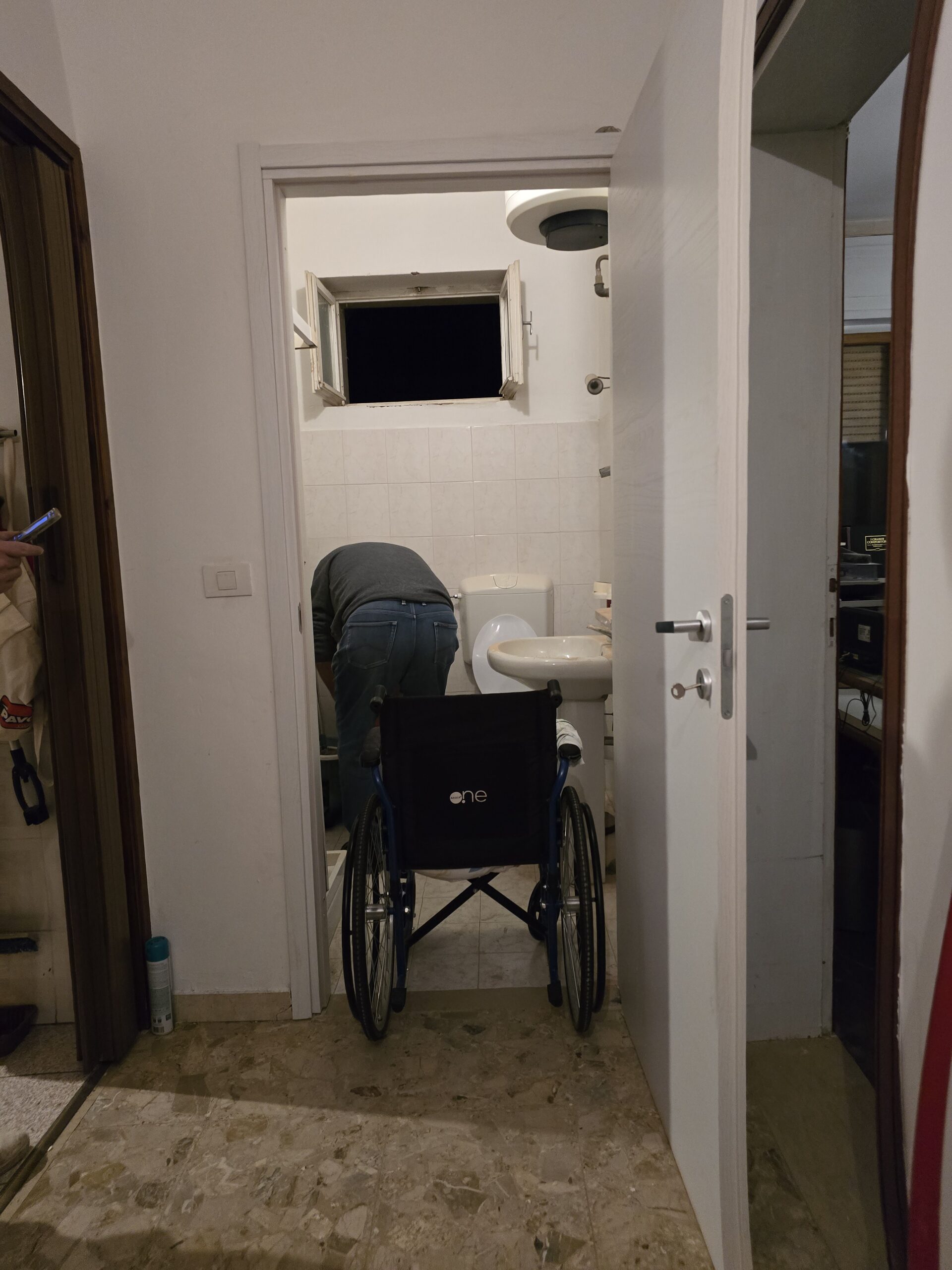 Prova di ingresso nel bagno con la carrozzina dopo l’allargamento della porta
