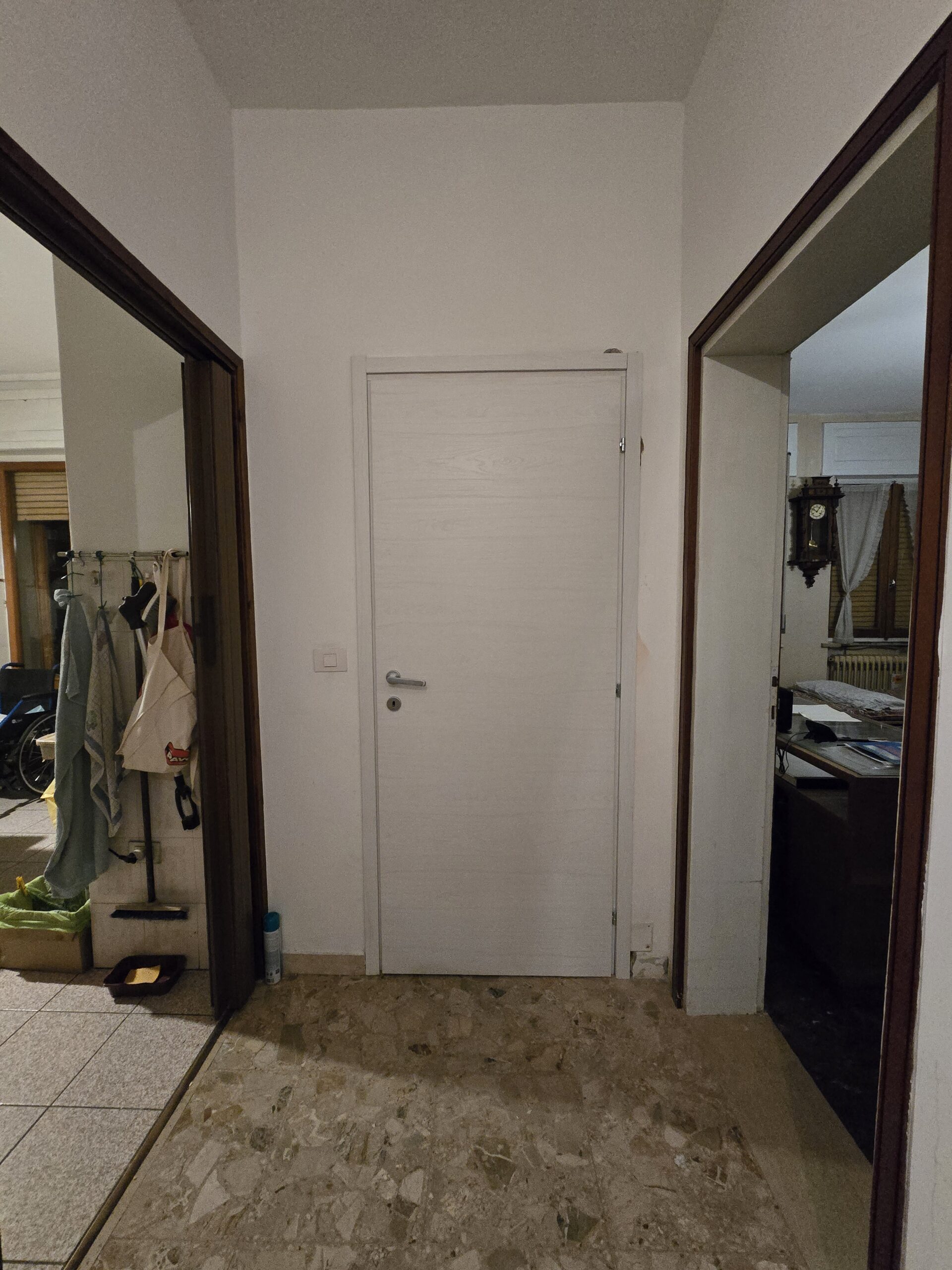 Nuova porta interna bianca installata e finita nel corridoio dell’appartamento a Montecchio di Crosara