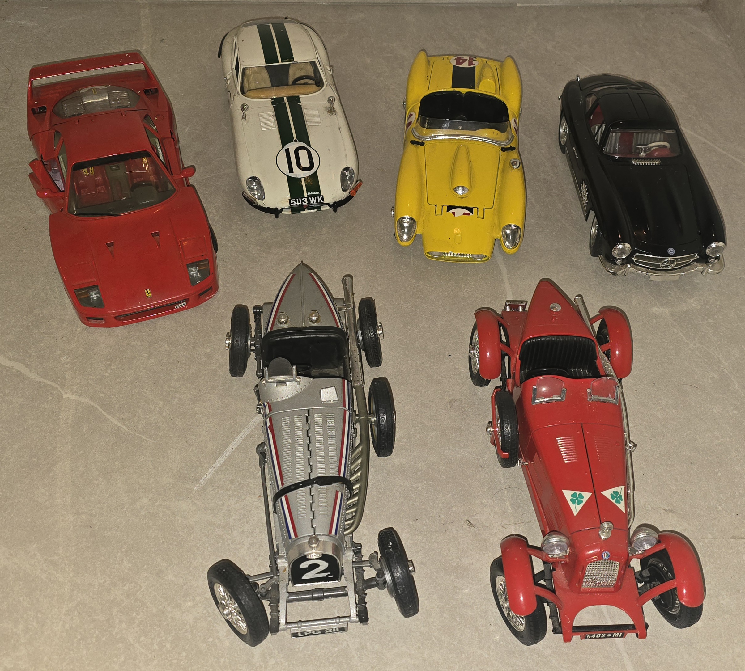 Collezione di modellini d’auto d’epoca in metallo recuperati durante uno sgombero a Verona