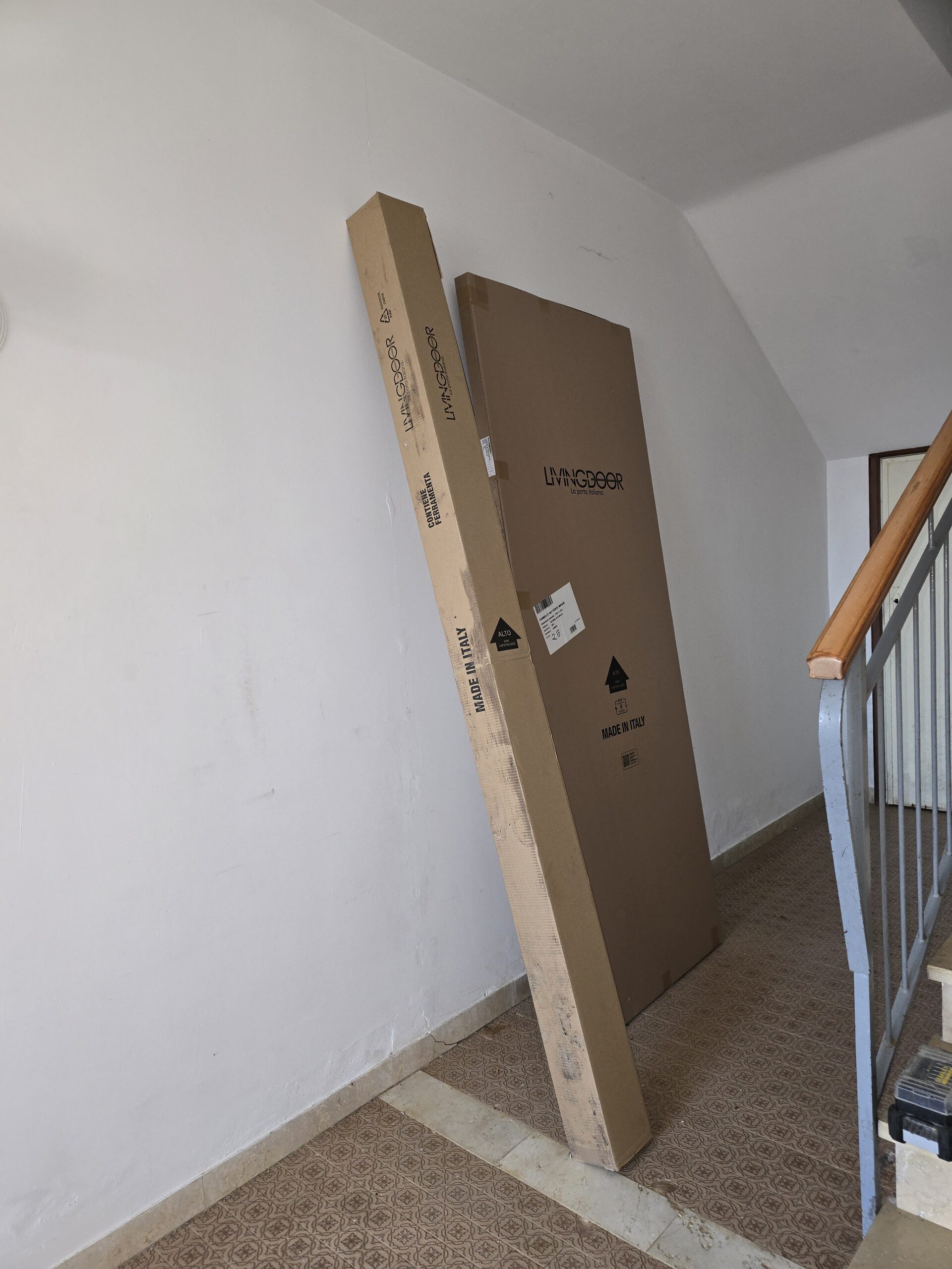 Nuova porta interna Livingdoor con telaio e coprifili pronta per il montaggio a Montecchio di Crosara