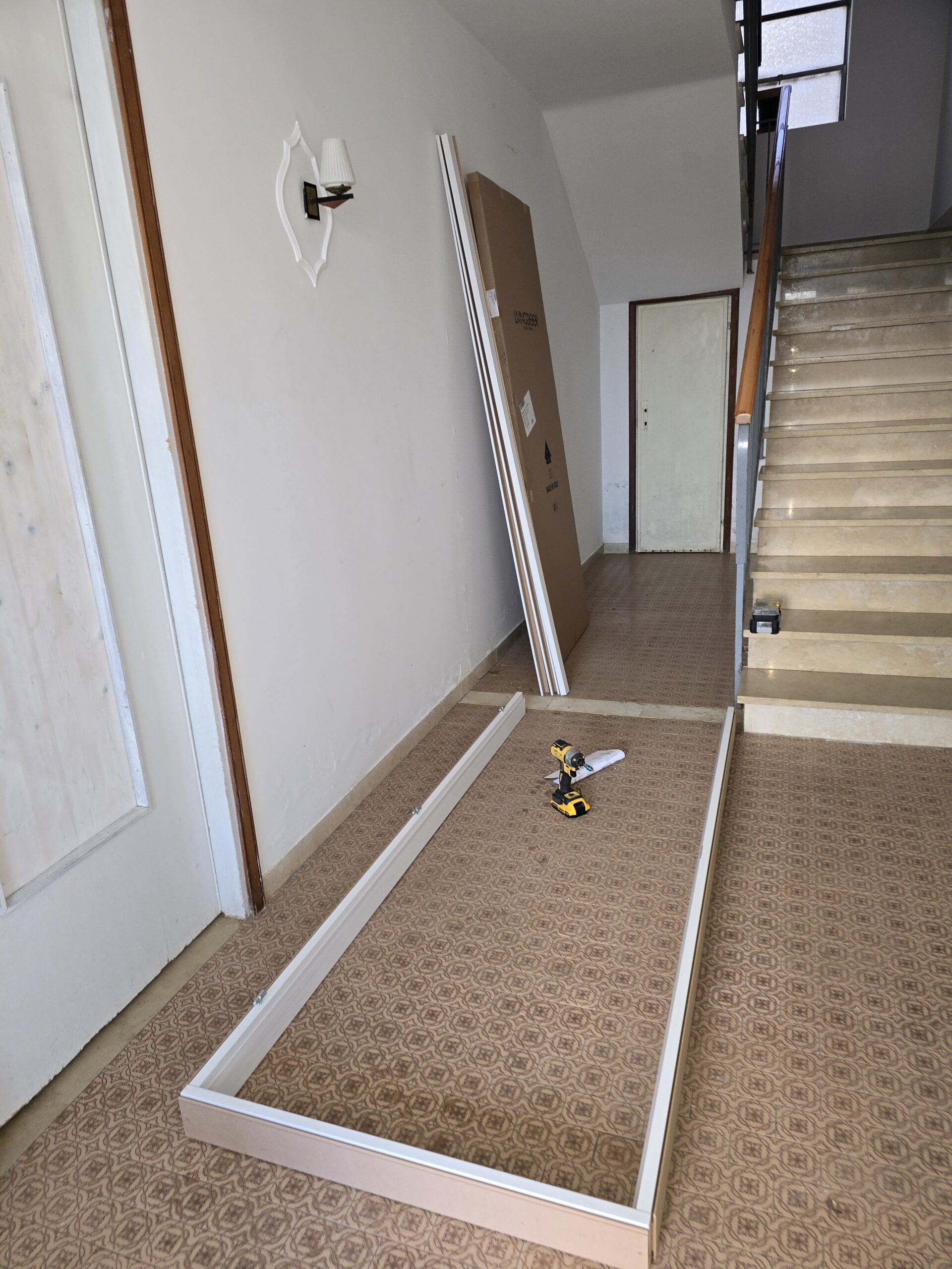 Telaio della nuova porta interna assemblato a terra prima della posa