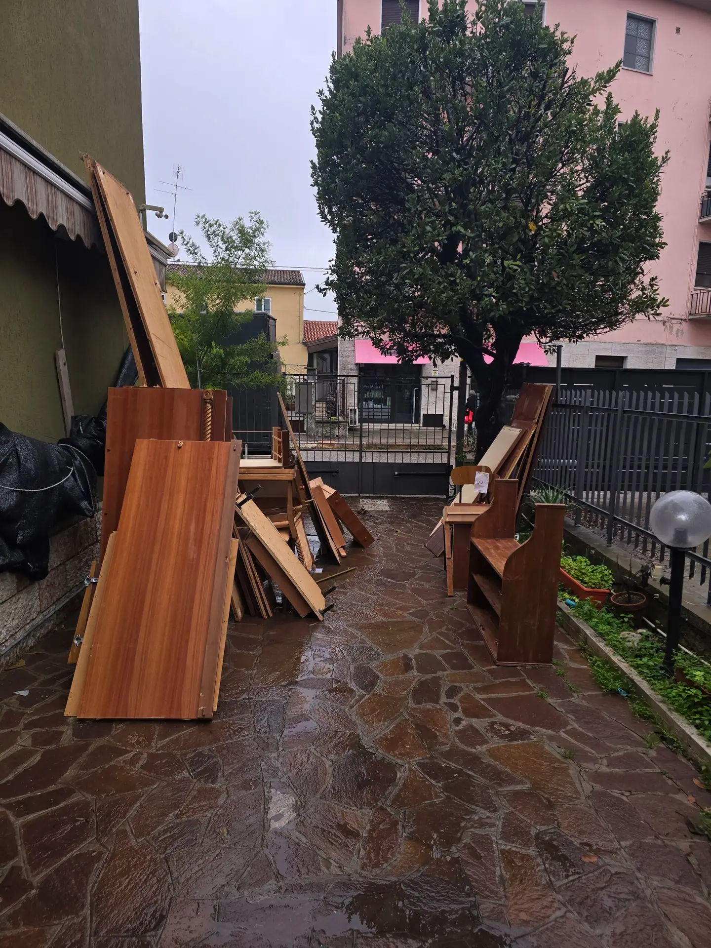 Mobili e oggetti all'esterno durante sgombero a San Michele Extra Verona