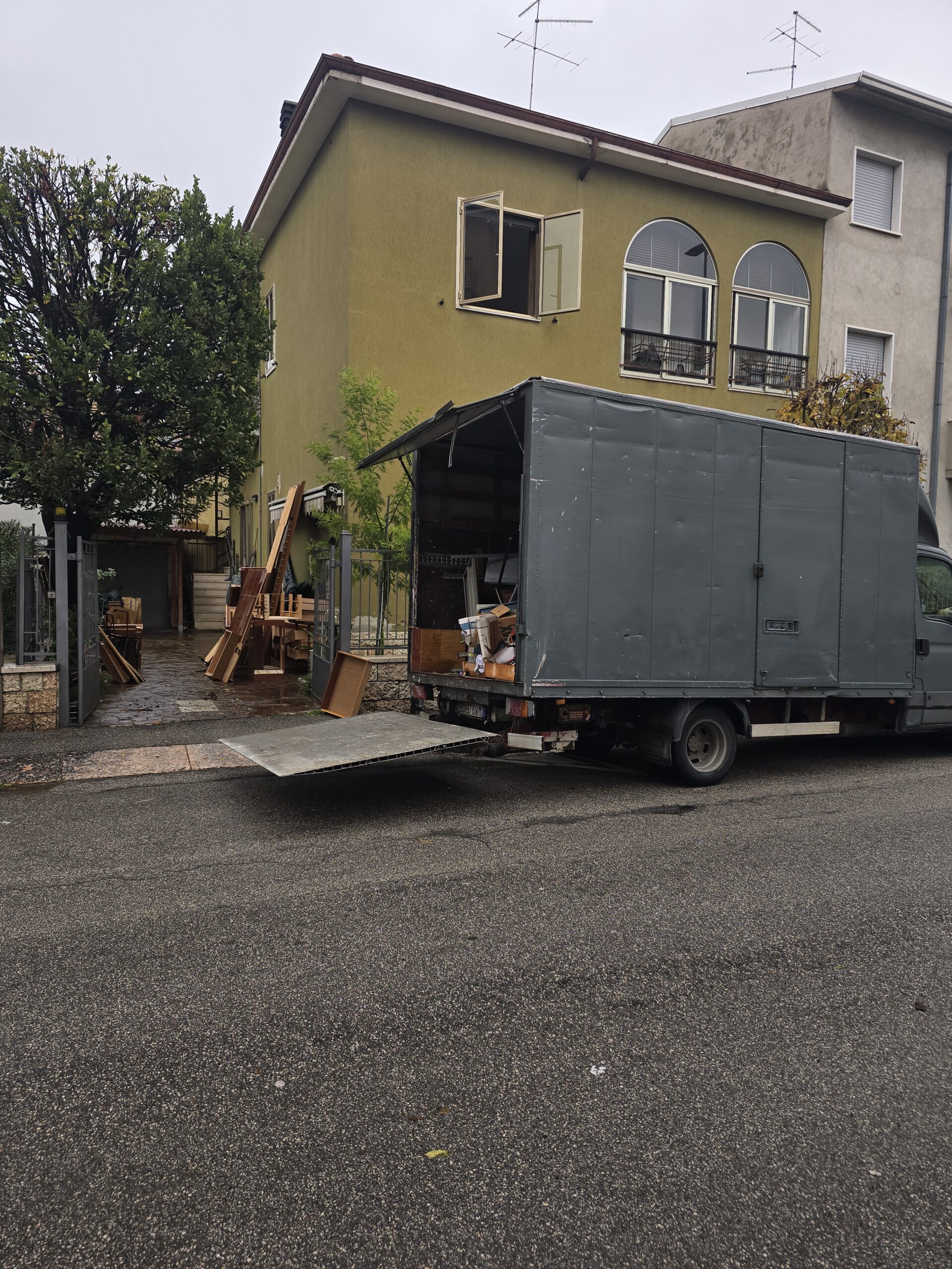 Furgone per sgombero appartamento a San Michele Extra Verona