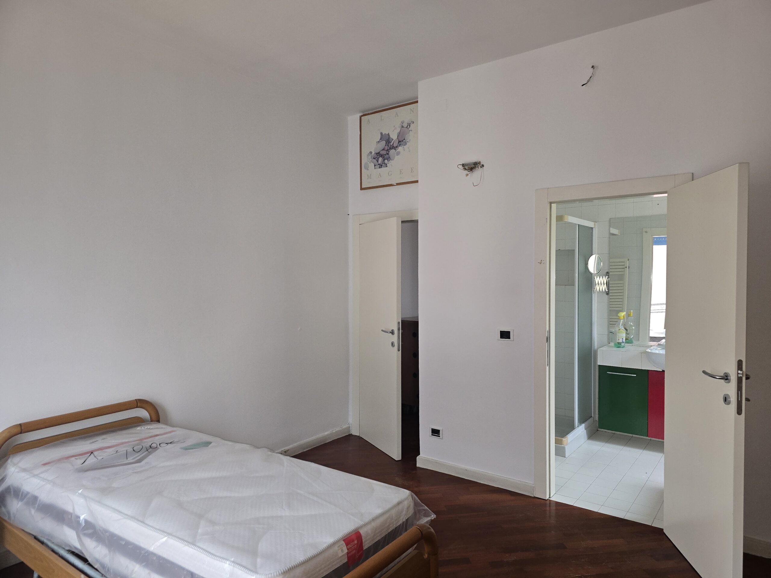 Camera da letto imbiancata dopo sgombero a Golosine Verona