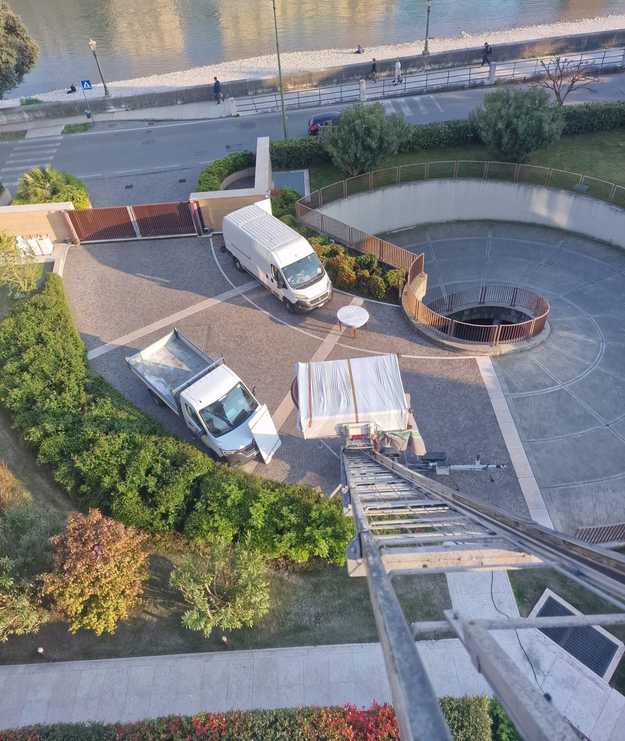 Trasloco a Verona Borgo Trento con piattaforma aerea per il sollevamento dei mobili