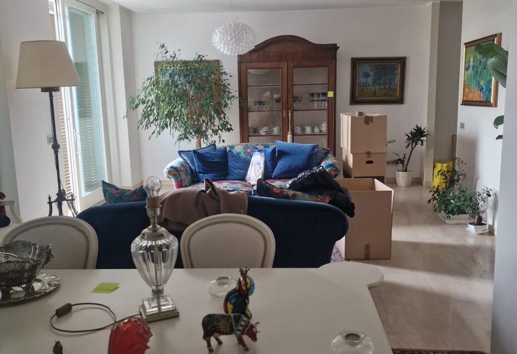 Salone pronto per il trasloco a Verona con mobili e scatoloni imballati