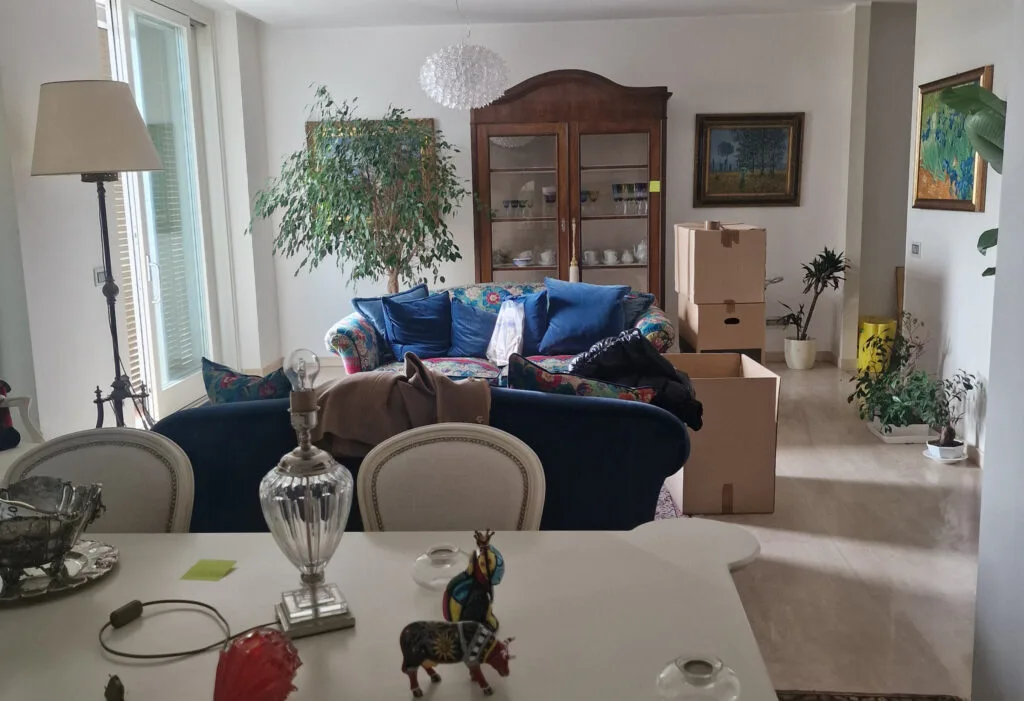Salone pronto per il trasloco a Verona con mobili e scatoloni imballati