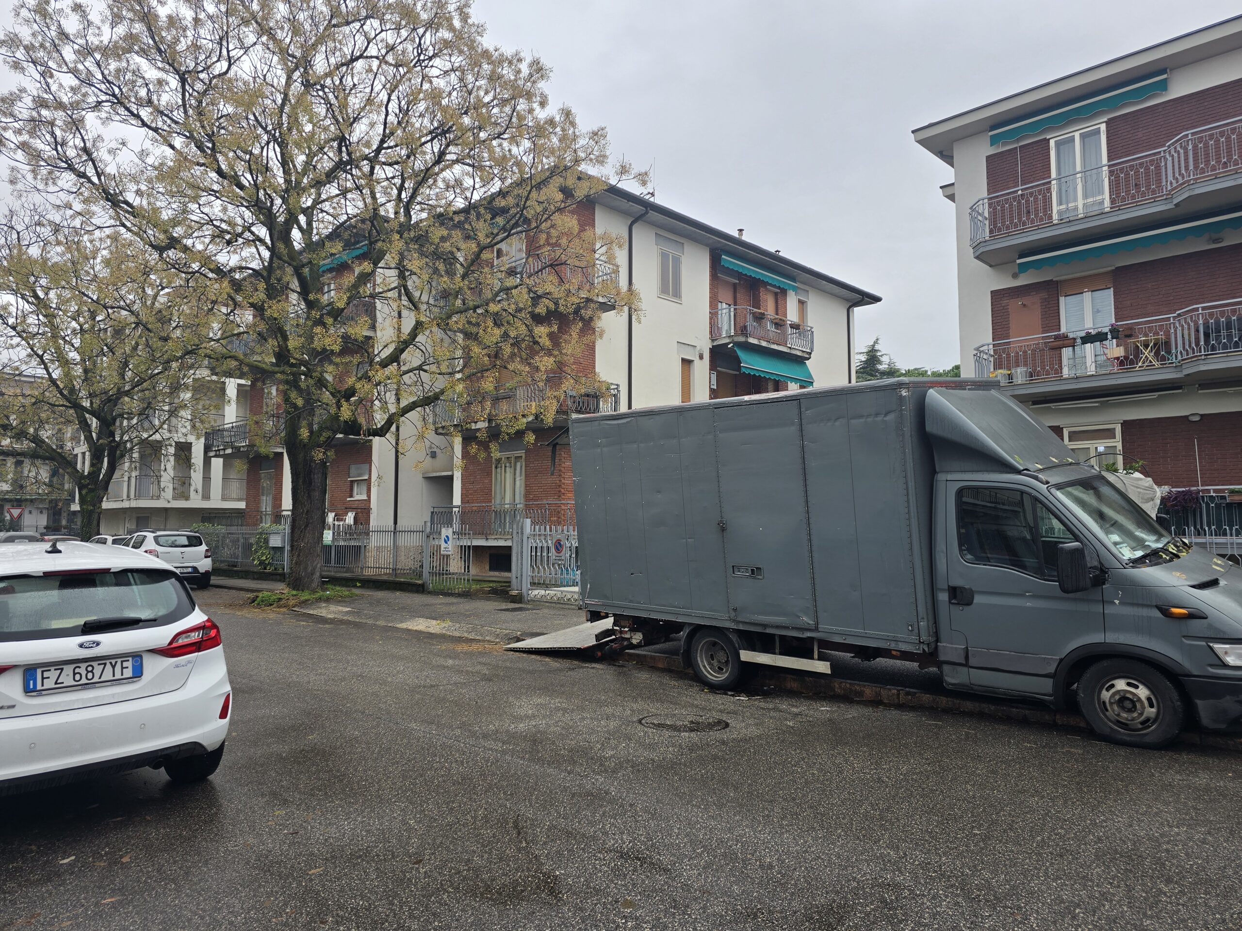 Camion per sgombero garage e cantina in via Marengo San Michele Extra Verona