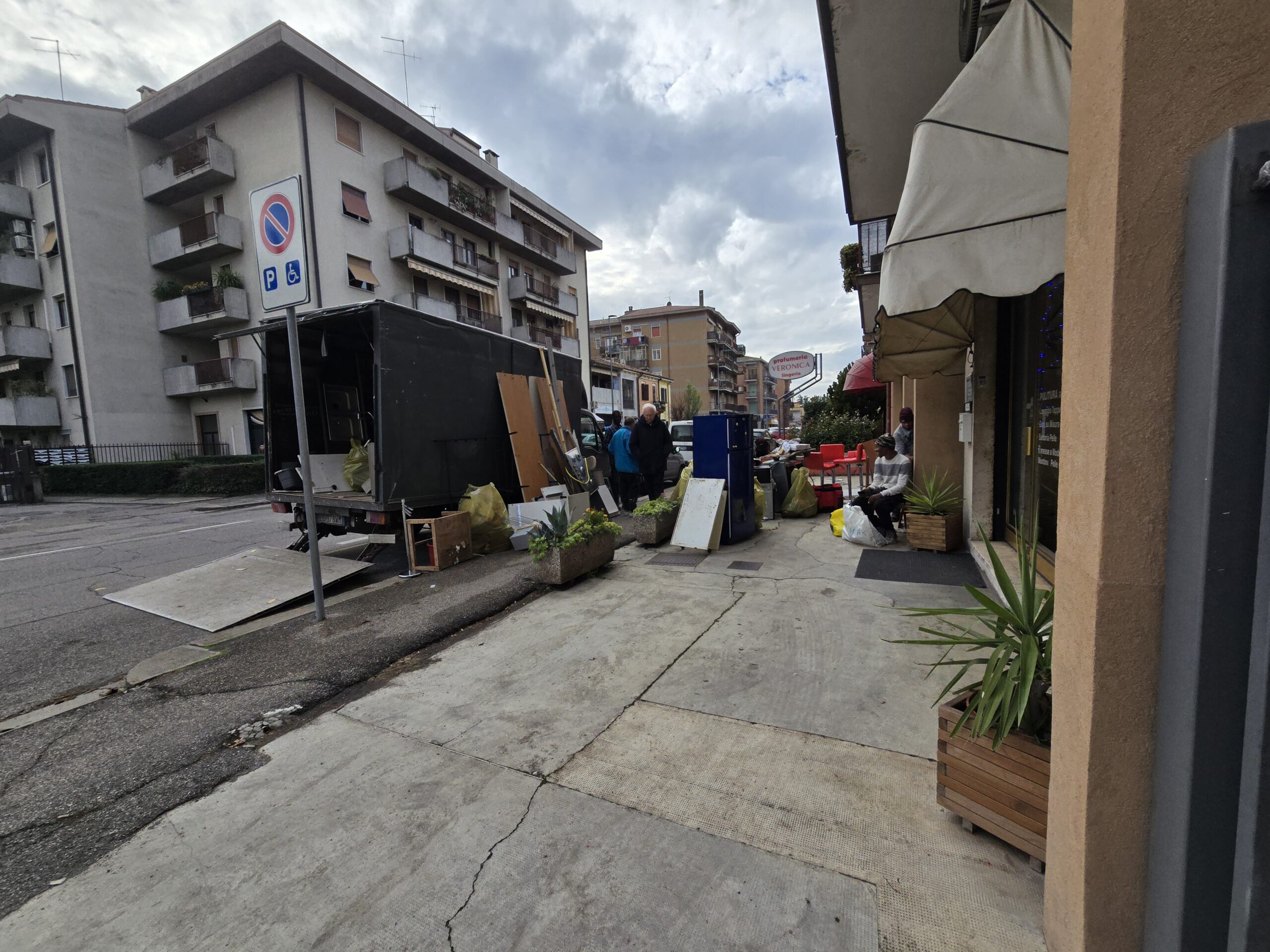 Vista di via Albere a Verona con il camion Traslochi360 per lo sgombero