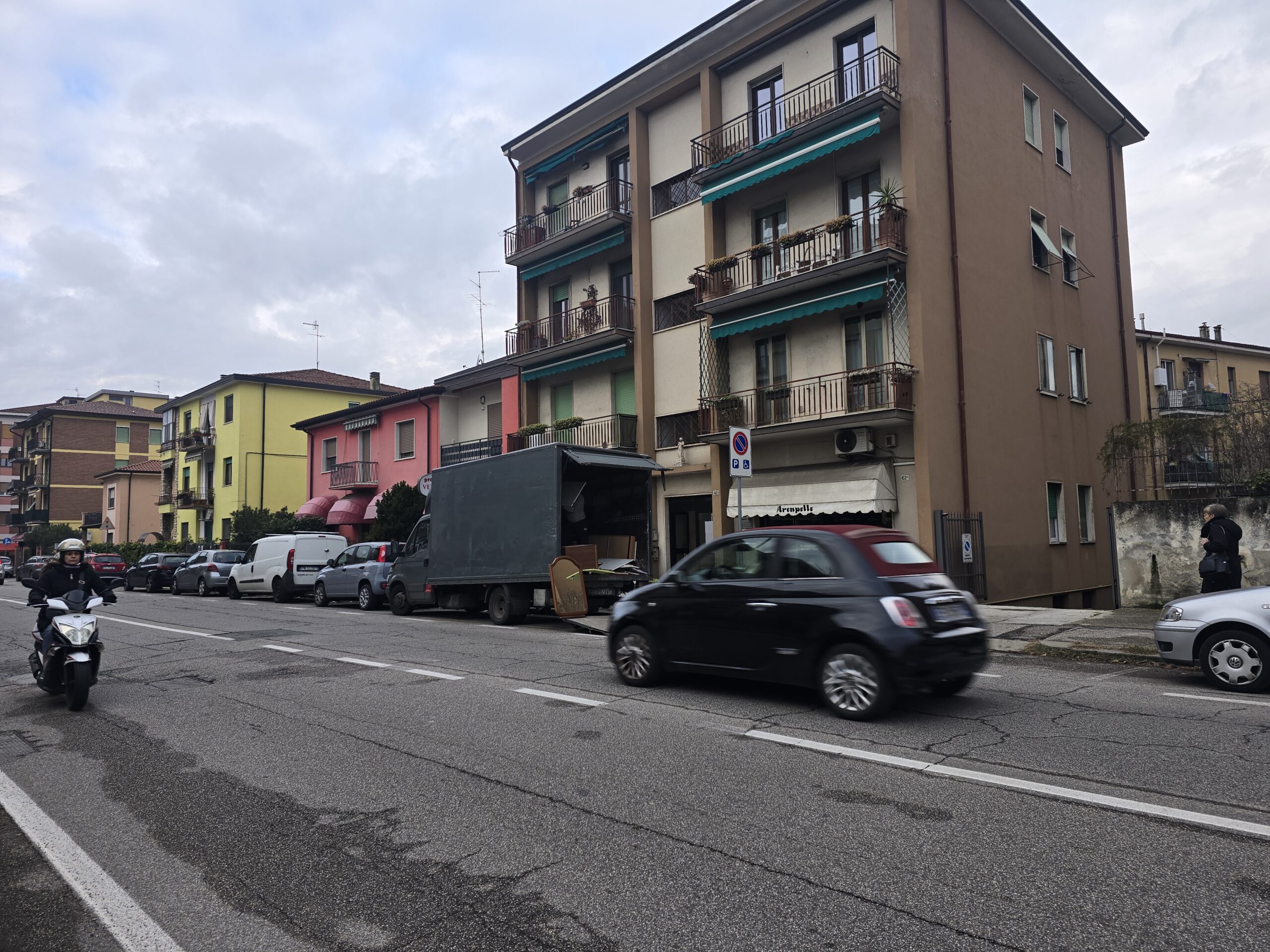 Camion Traslochi360 parcheggiato in via Albere a Verona durante lo sgombero