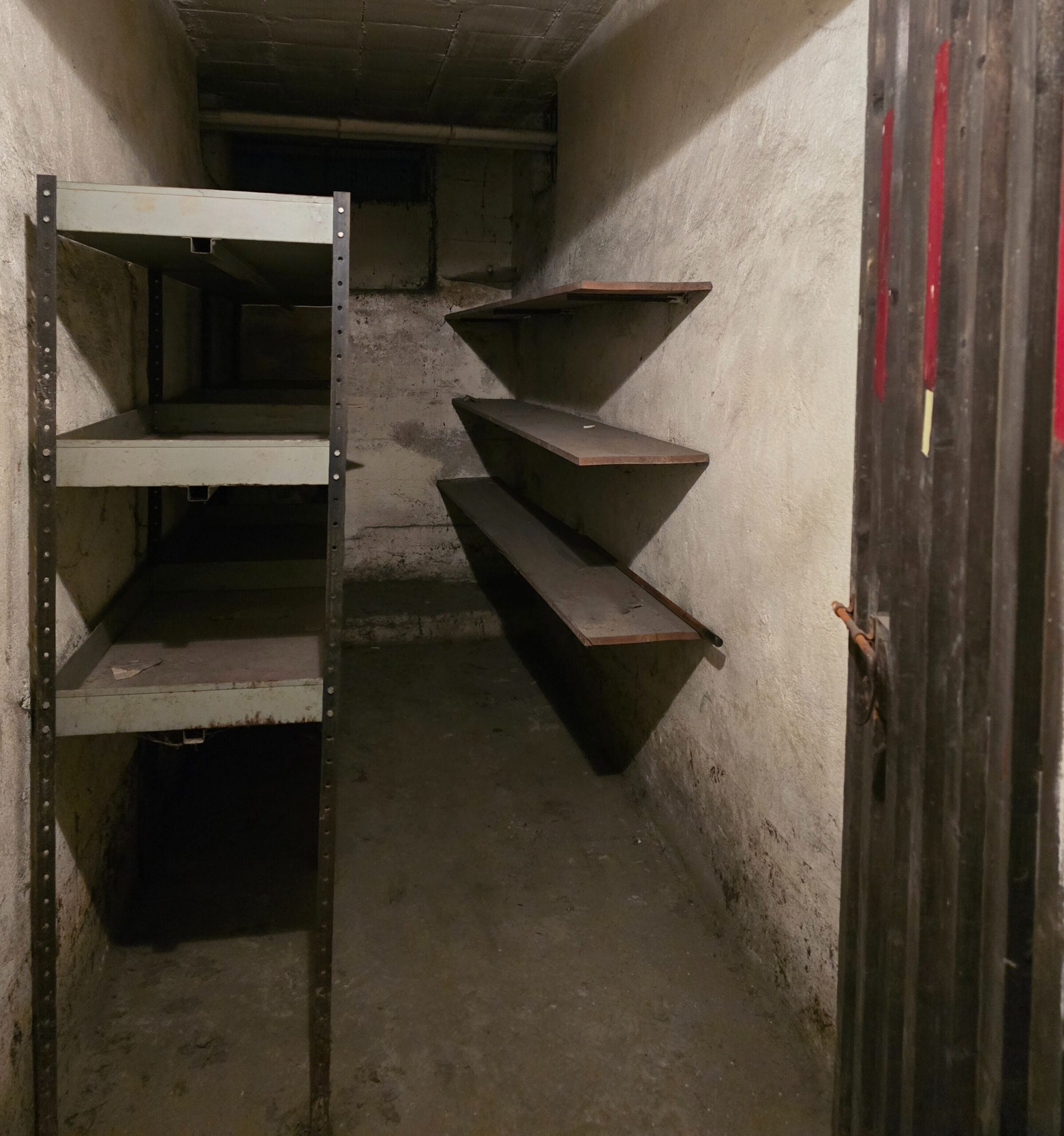 Cantina sgomberata in Via Lungadige Re Teodorico a Verona dopo rimozione materiali e liberazione degli spazi