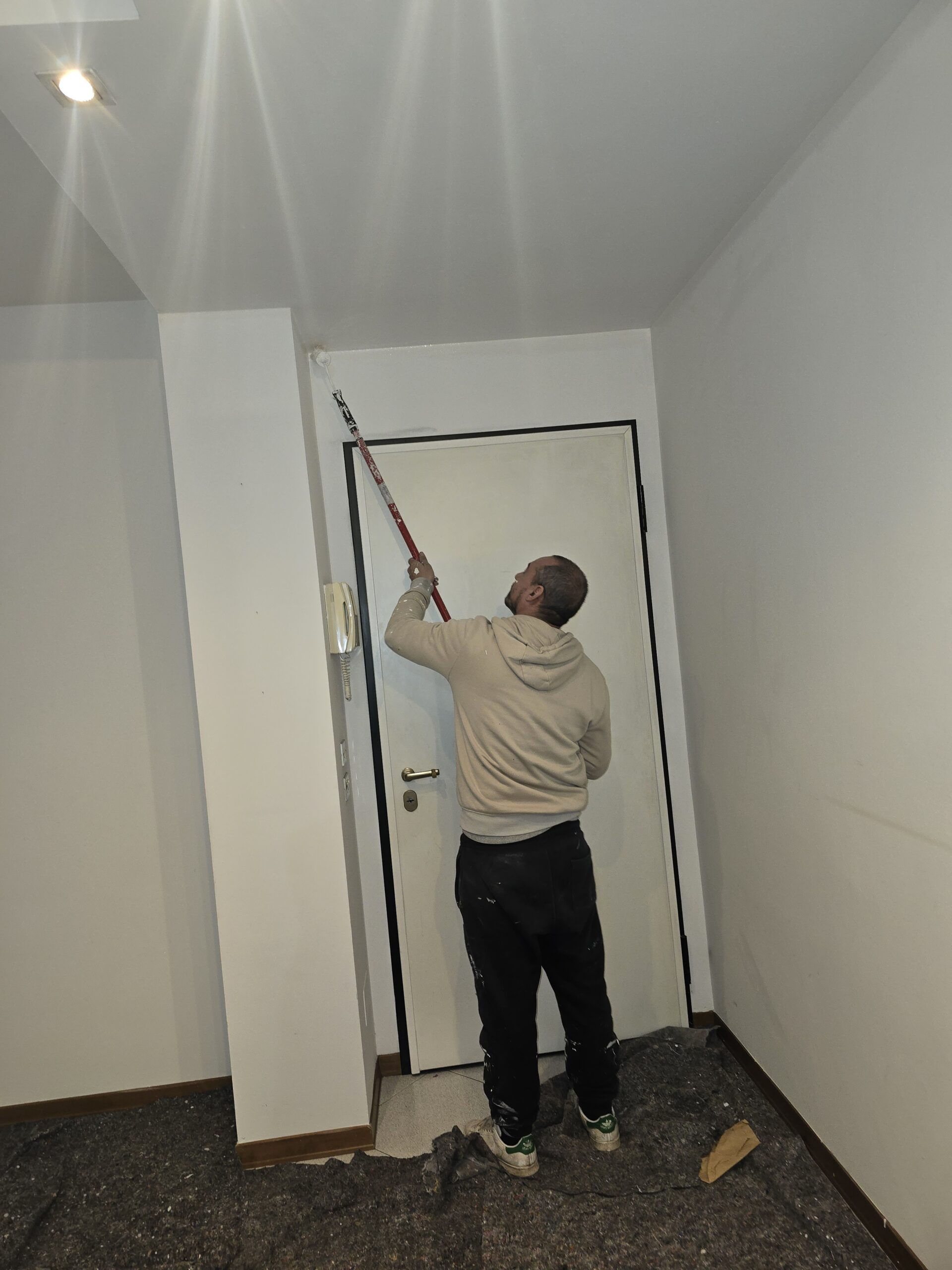 Imbianchino al lavoro durante pitture via Sesini Borgo Milano Verona