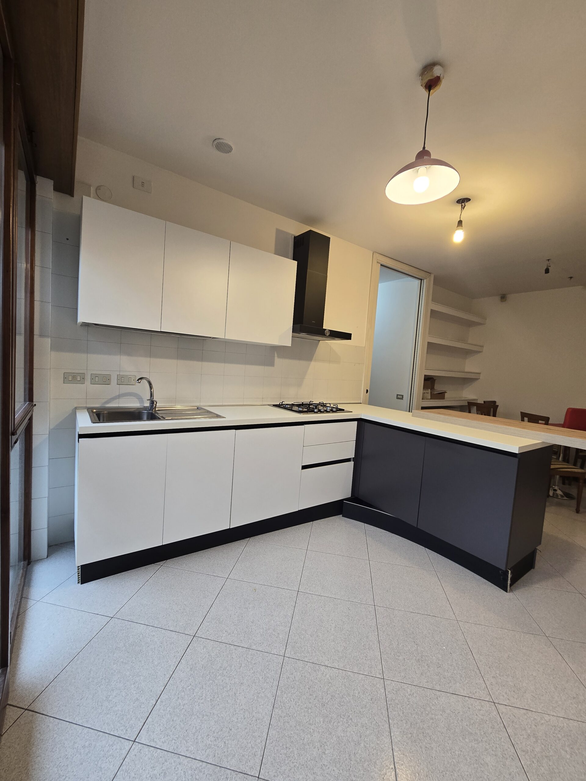 Cucina componibile recuperata e sistemata in appartamento via Sesini Verona