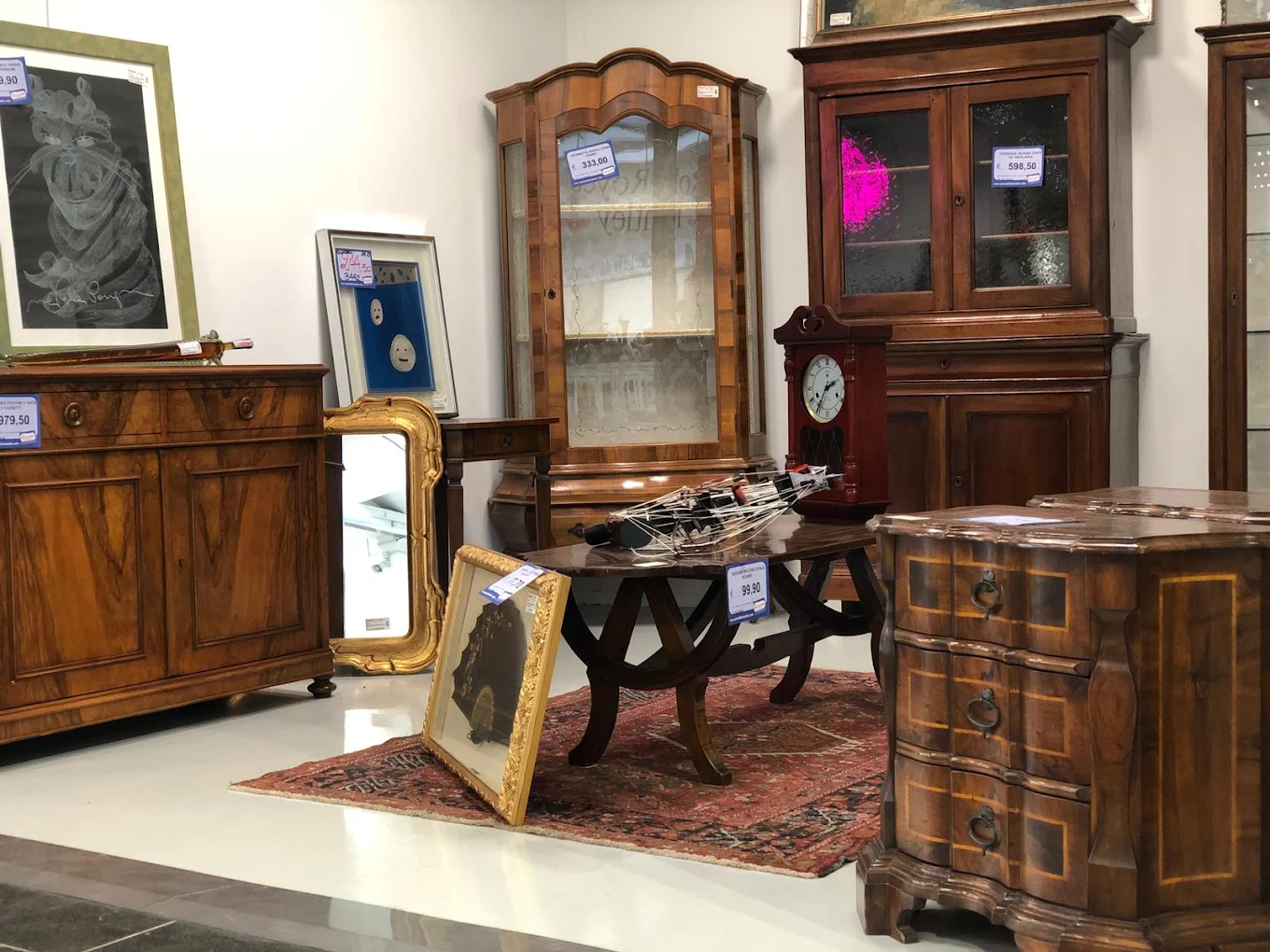Esposizione di mobili usati e arredi vintage presso Il Mercatino dell’Usato di Verona