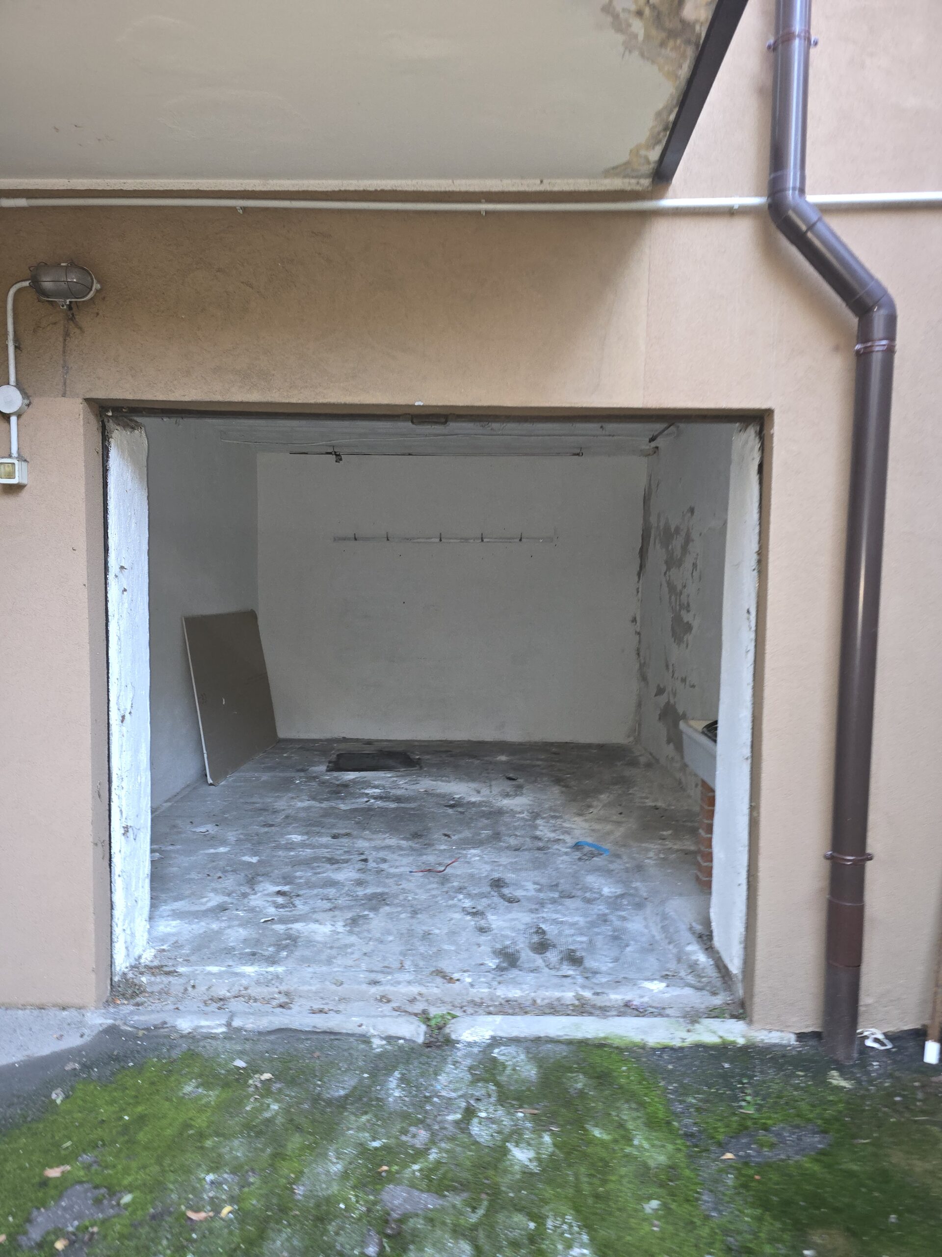 Garage in via Albere a Verona completamente svuotato dopo lo sgombero