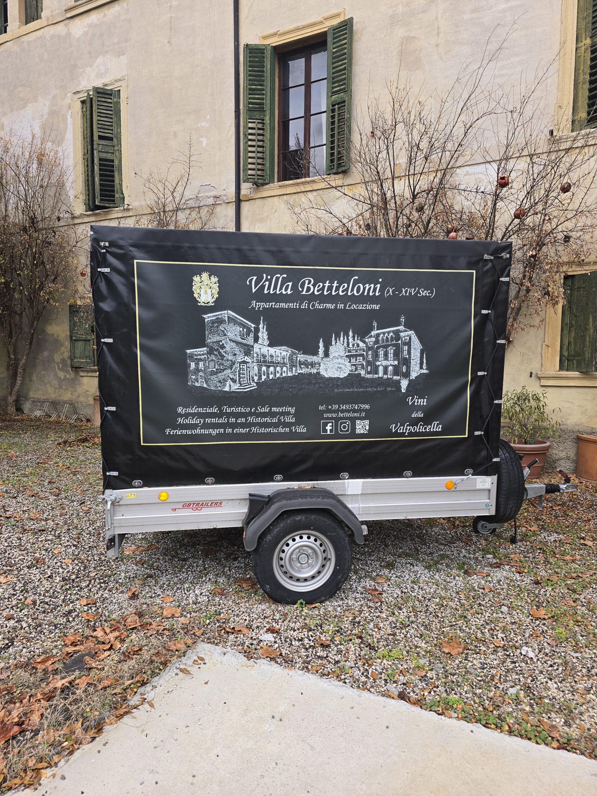 Carrello con striscione Villa Betteloni in Valpolicella