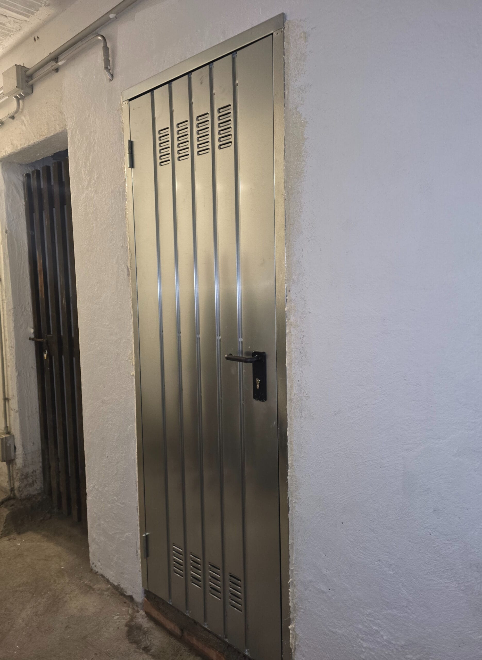 Nuova porta per cantina installata in Via Lungadige Re Teodorico a Verona dopo rimozione della vecchia porta