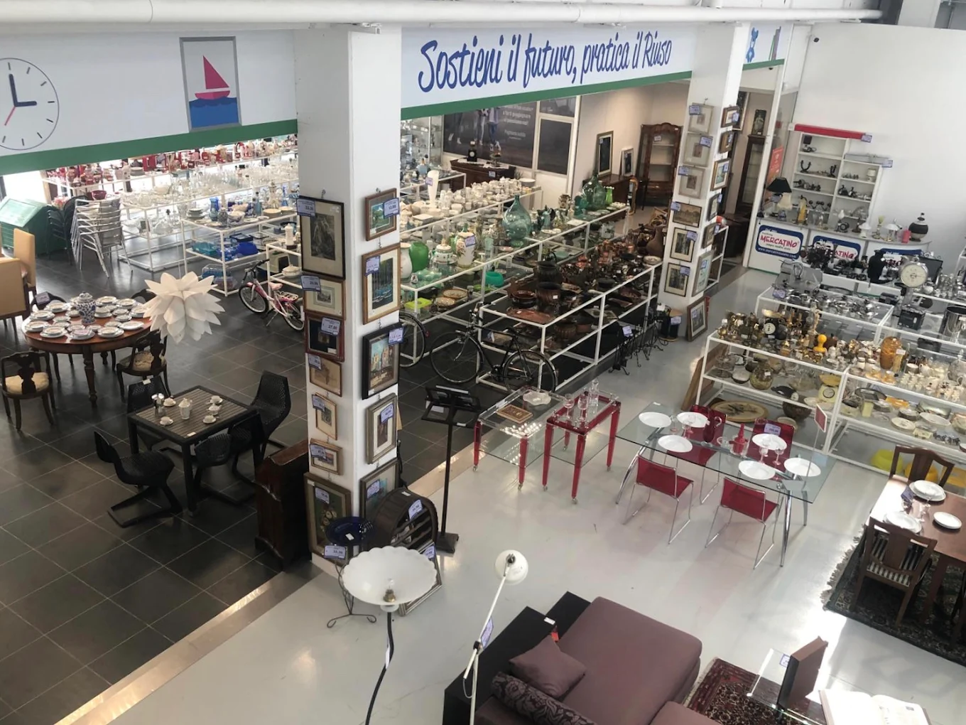 Interno del Mercatino dell’Usato di via Mezzedaglia 8 a Verona con esposizione ordinata di oggetti e arredi