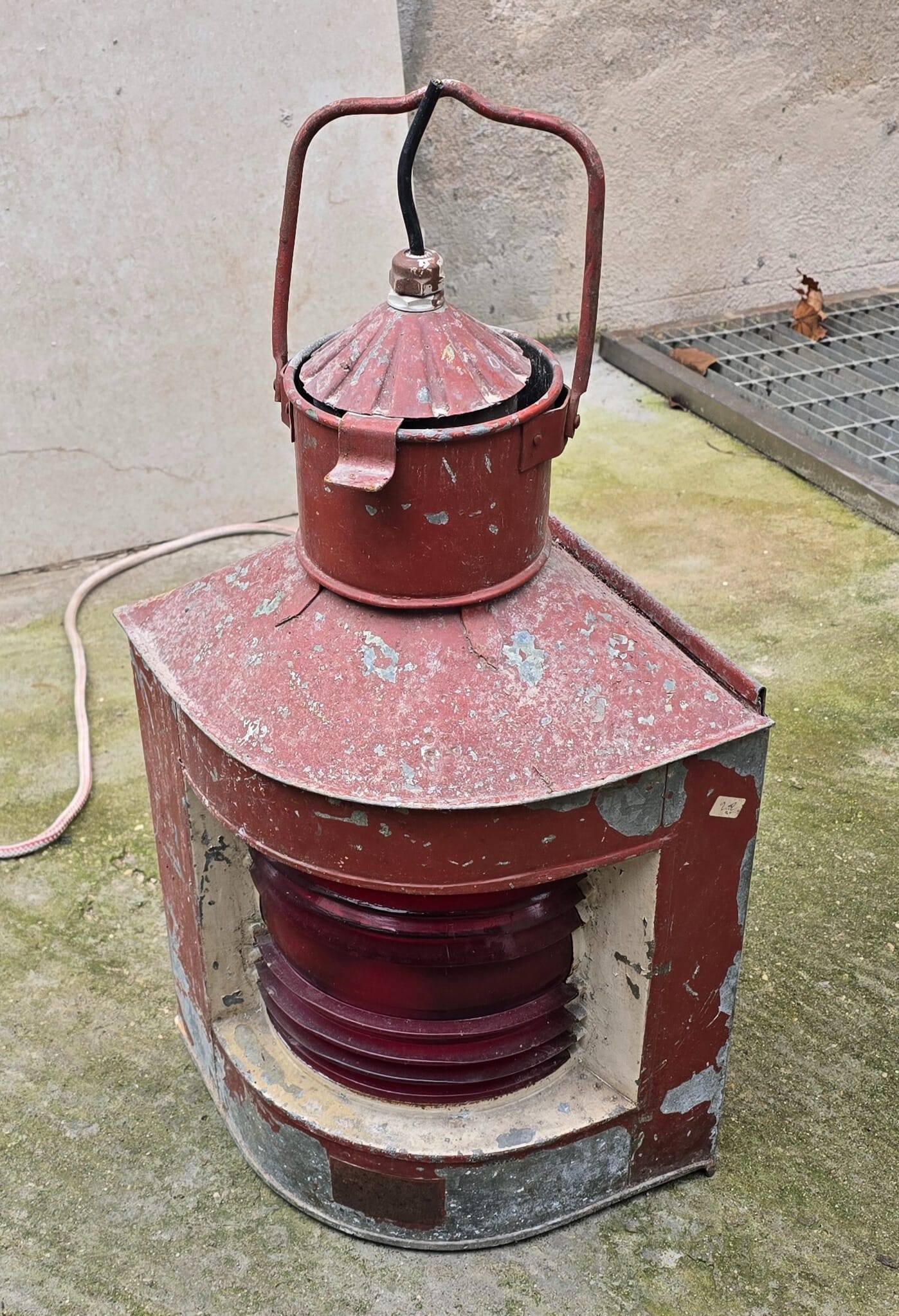 Lanterna ferroviaria vintage recuperata durante uno sgombero a Verona