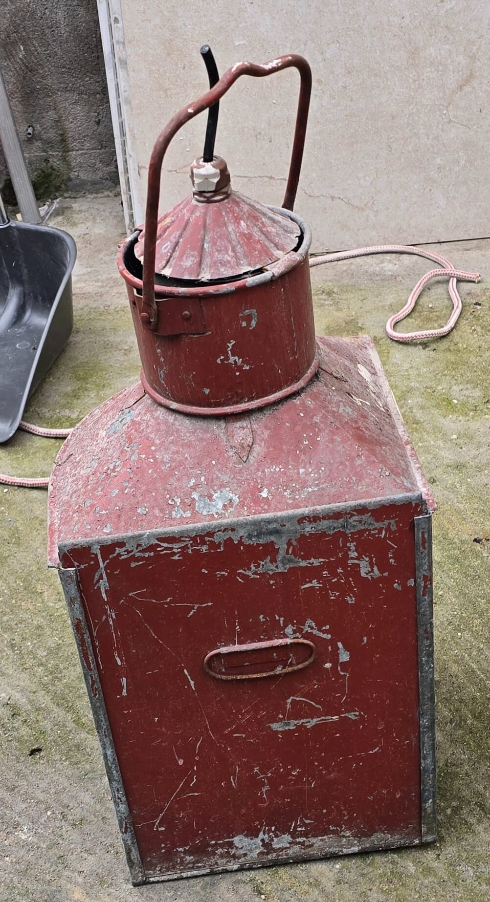 Dettaglio dei vetri colorati di una lanterna ferroviaria vintage