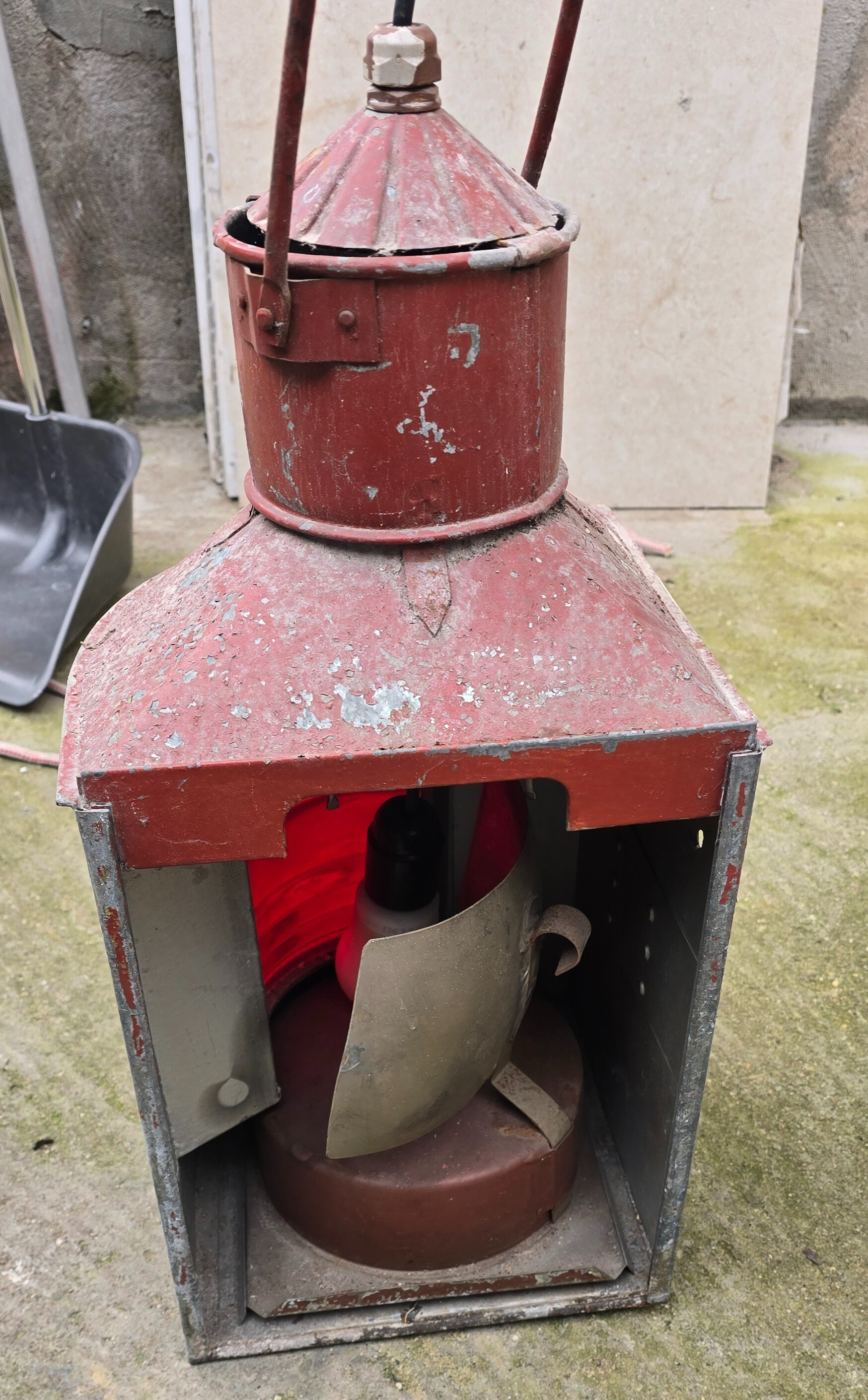 Particolare superiore di una lanterna ferroviaria vintage con maniglia