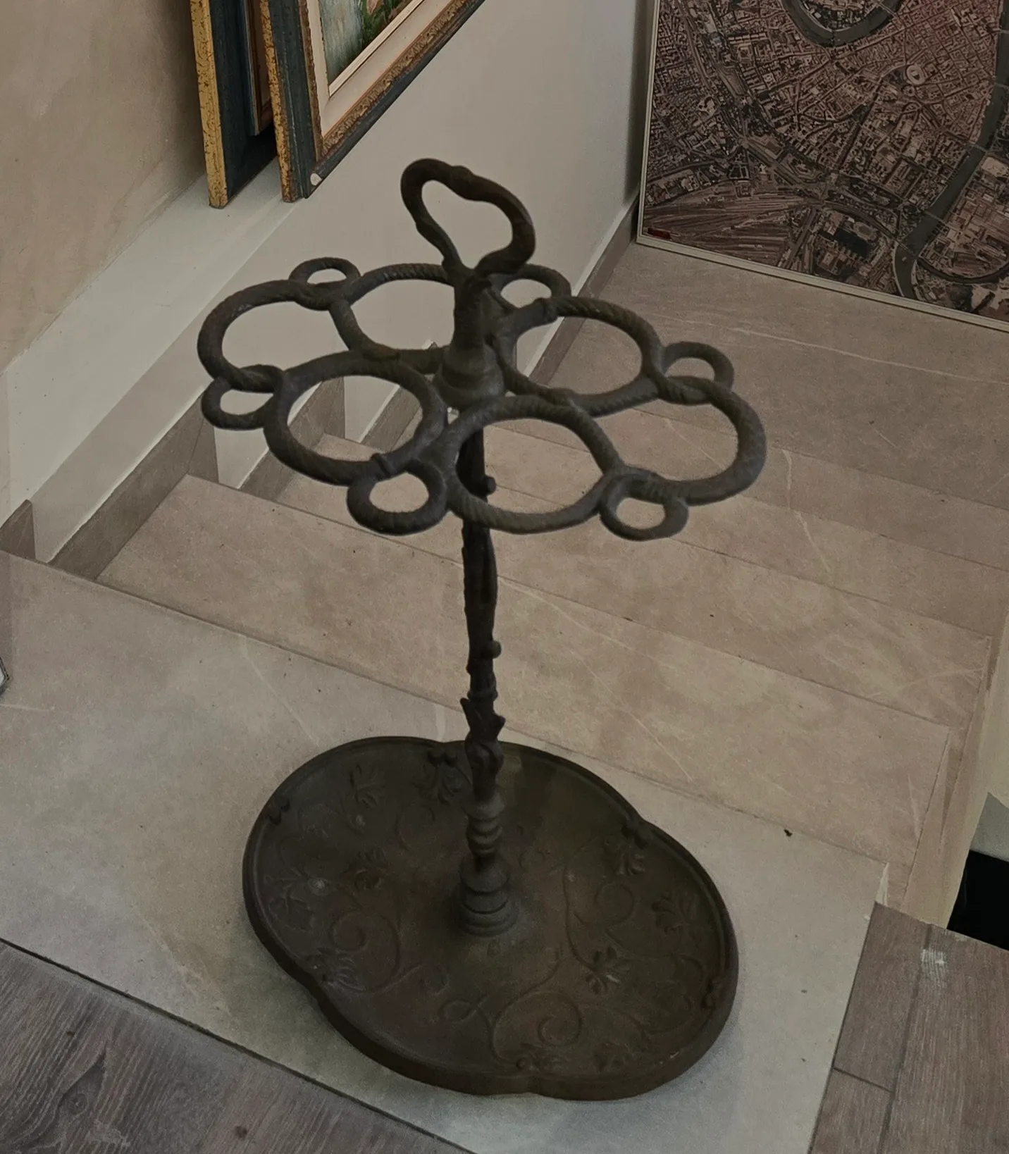 Portaombrelli vintage in metallo recuperato durante lo sgombero a Porta Palio Verona