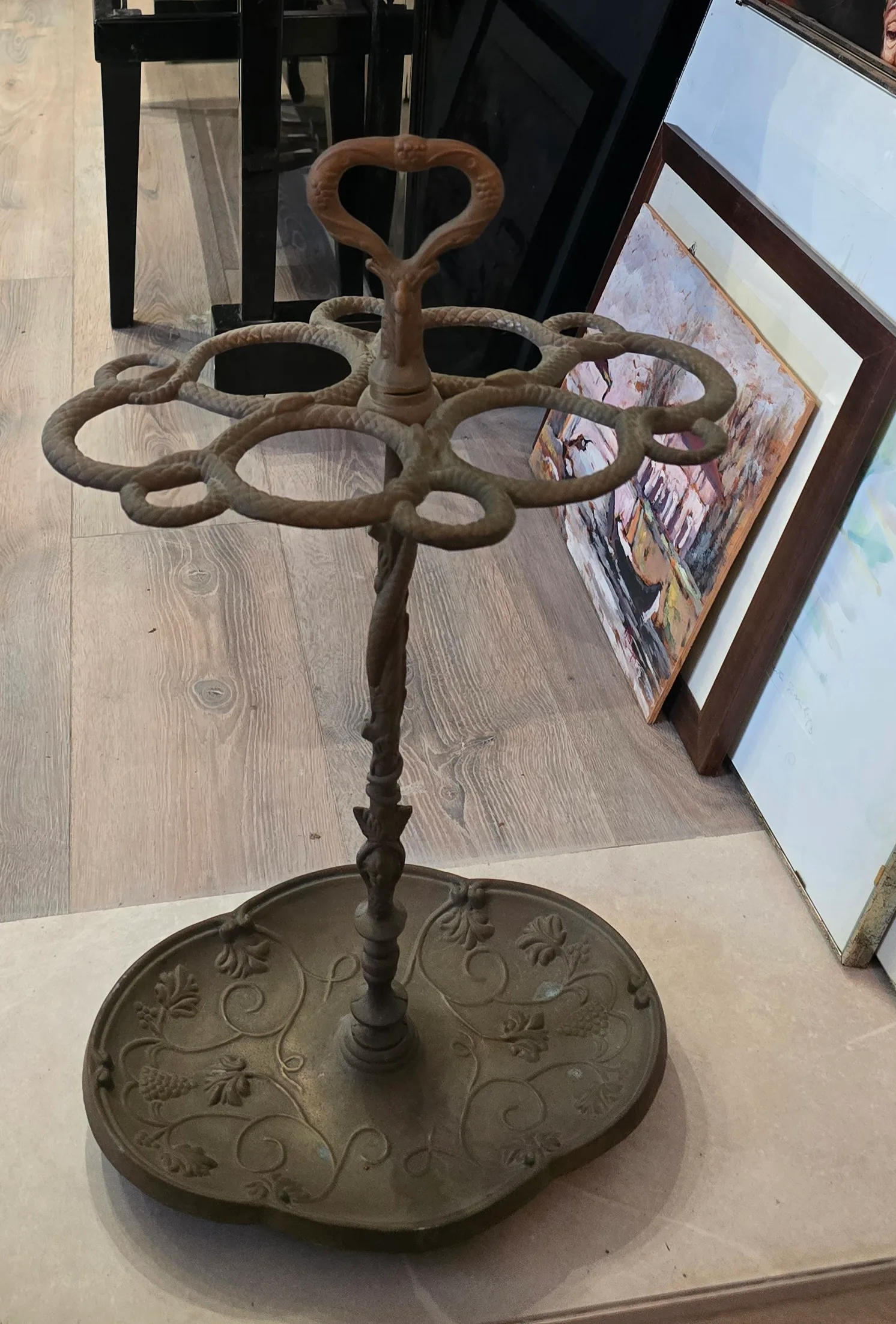 Vista laterale del portaombrelli vintage recuperato