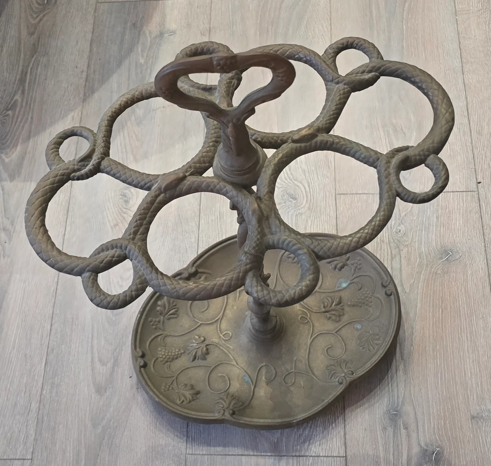 Dettaglio superiore del portaombrelli in metallo