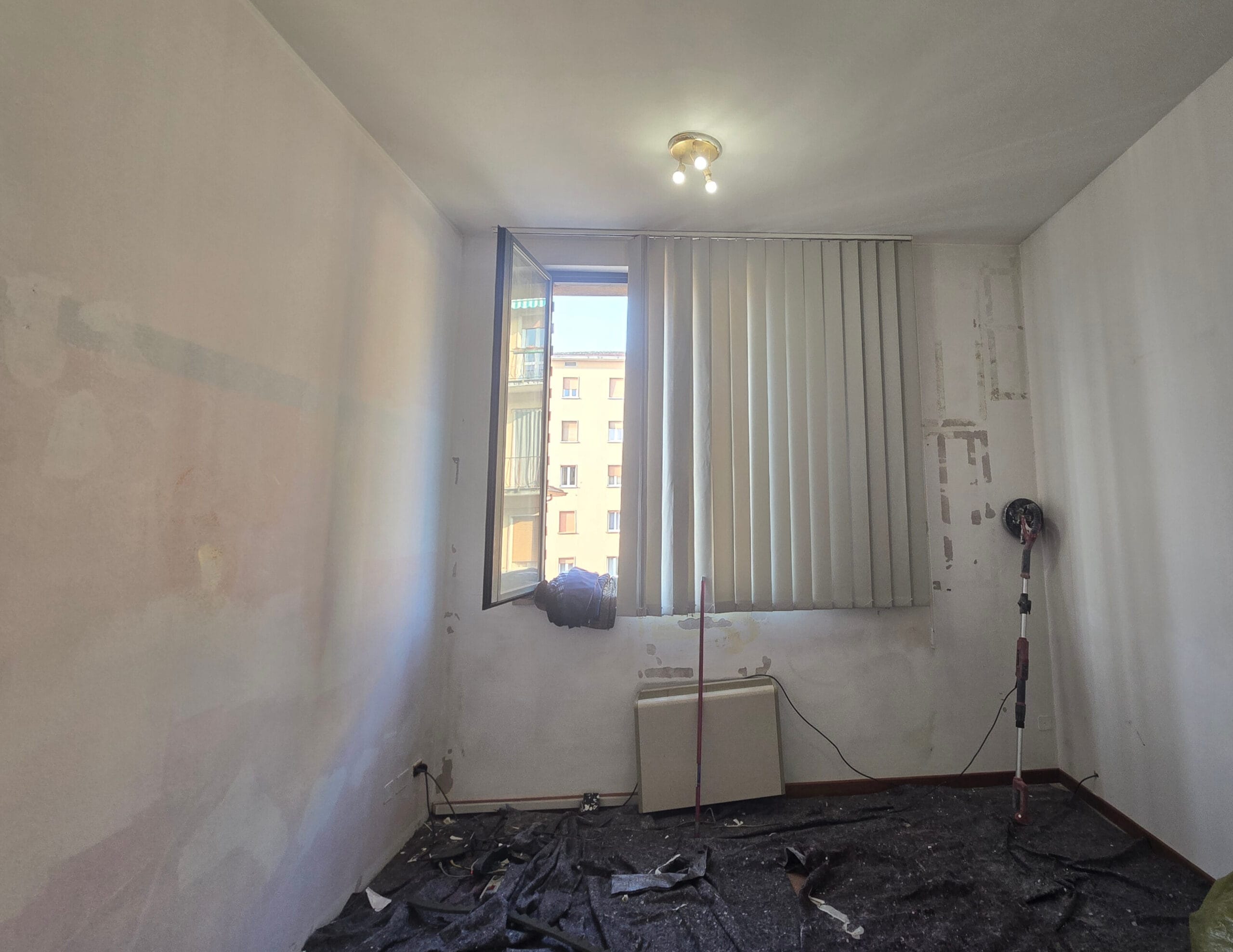 Preparazione delle pareti prima della pittura in un ufficio a Verona