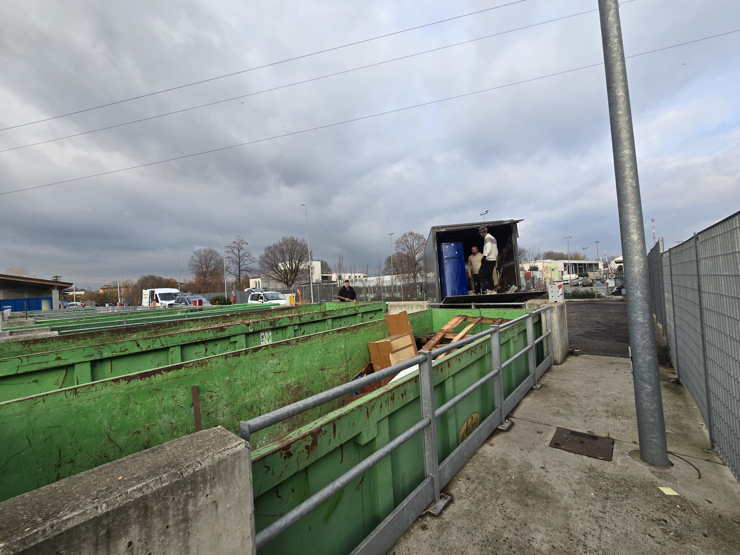 Operatori Traslochi360 che scaricano i materiali dello sgombero alla discarica AMIA di Verona