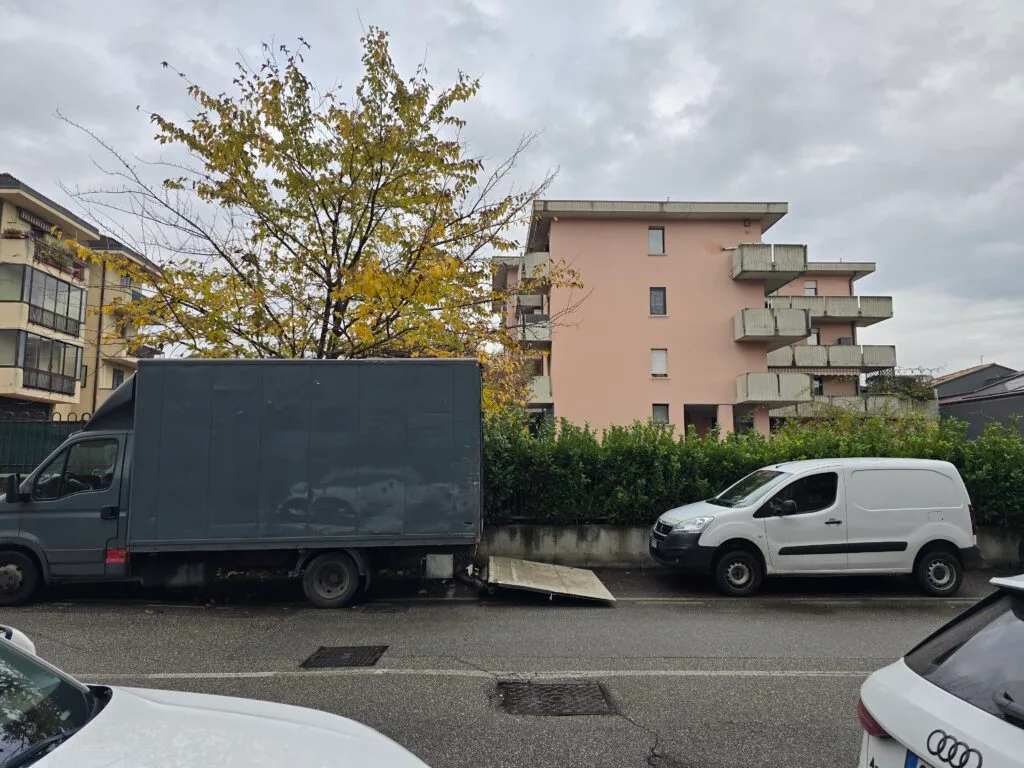 Camion per sgombero parziale di mobili in via Sesini a Verona, zona Borgo Milano