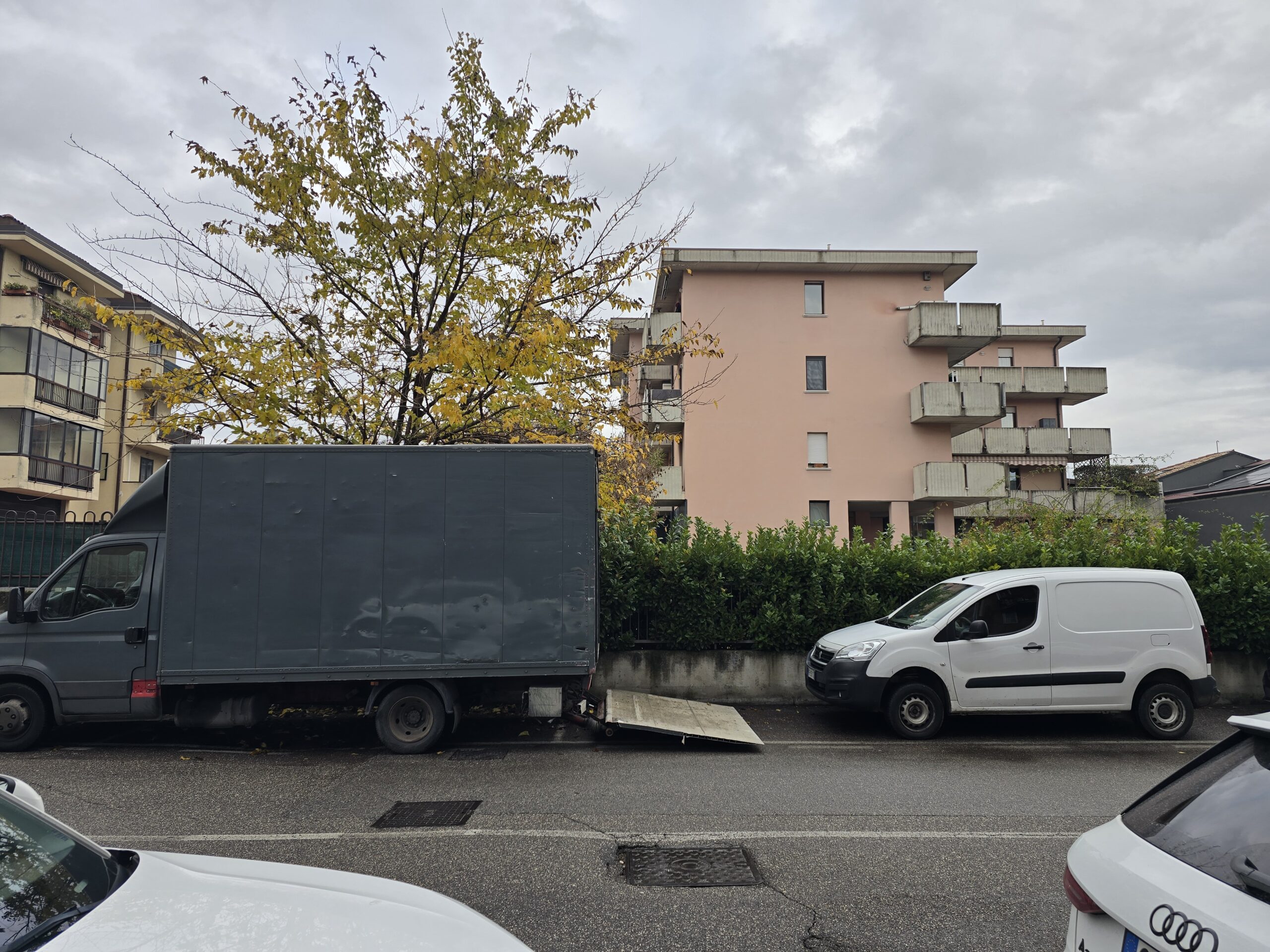 Camion per sgombero parziale appartamento in via Sesini Verona