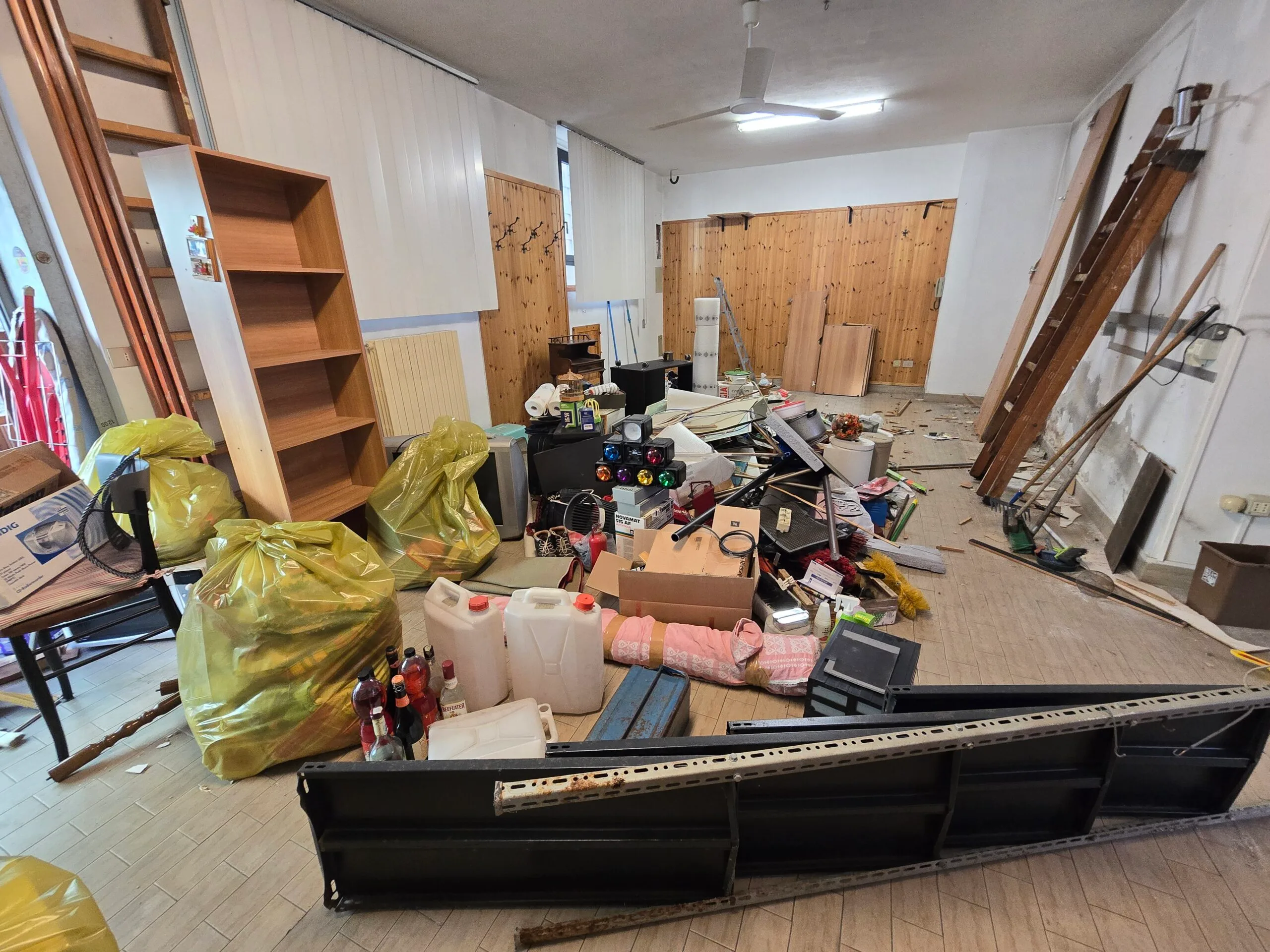 Materiale accatastato nel garage in Vicolo Cieco Porta Palio durante lo sgombero