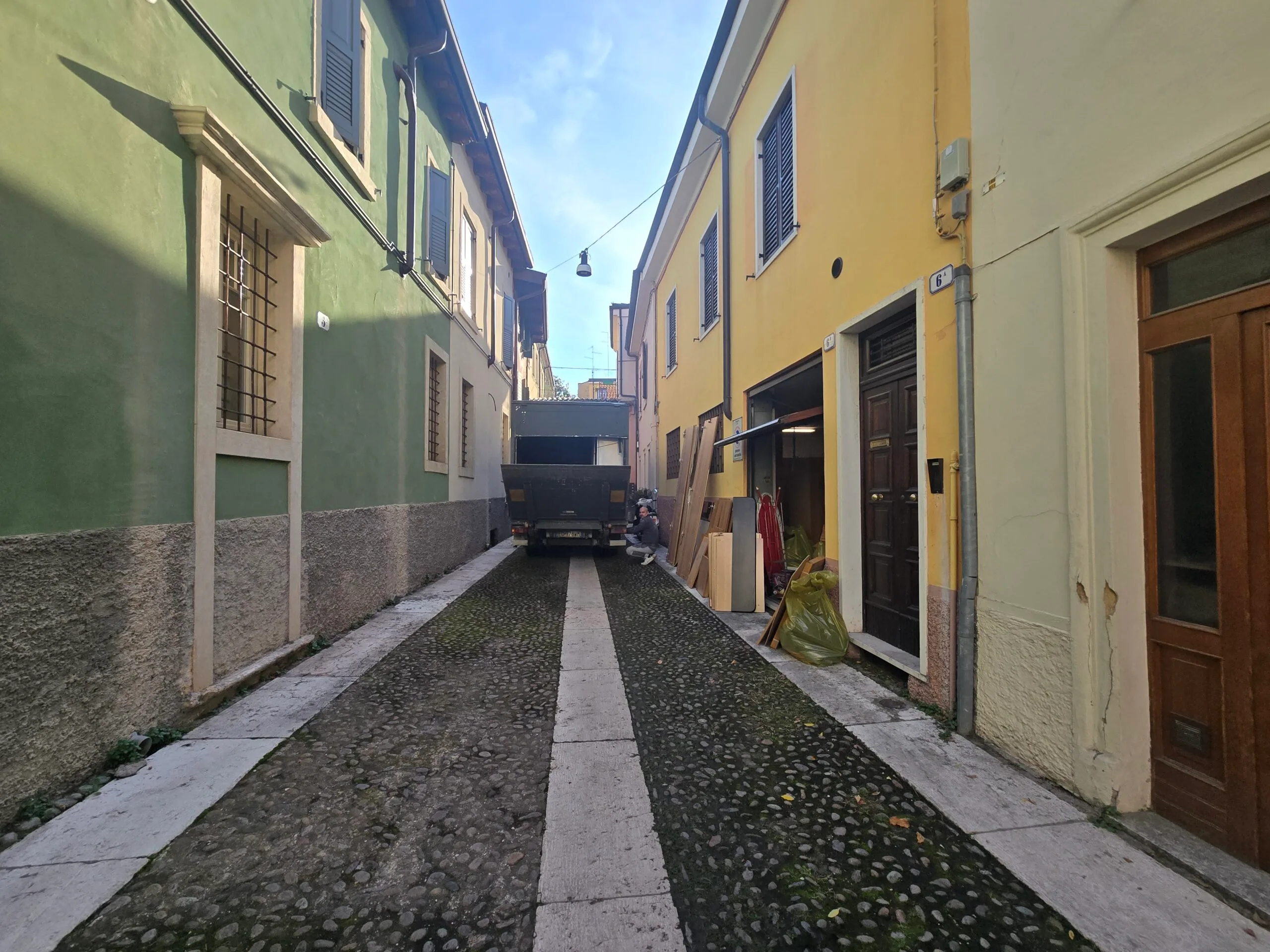 Camion Traslochi360 in Vicolo Cieco Porta Palio a Verona per il carico del materiale