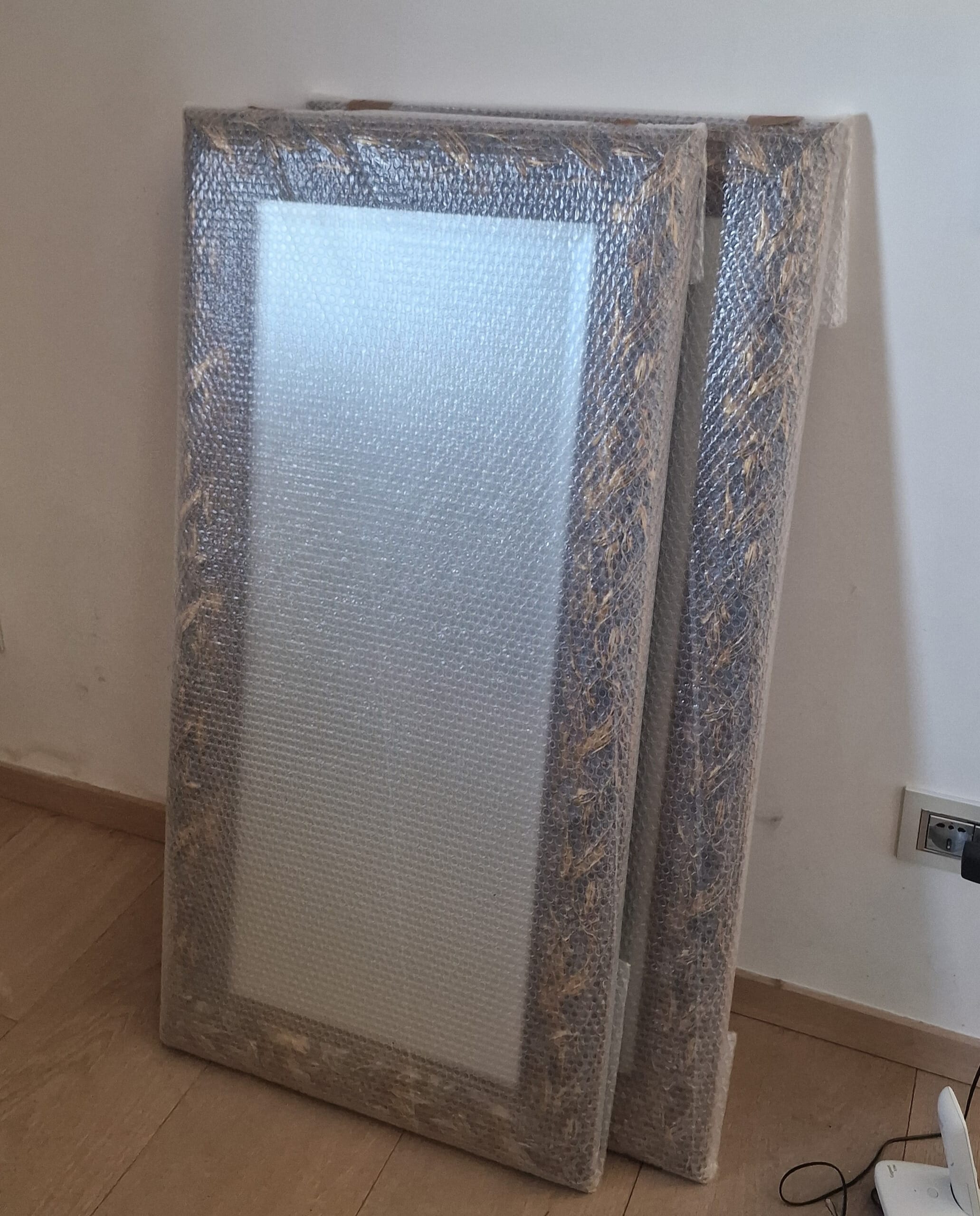 Specchi imballati con protezioni durante un trasloco a Verona