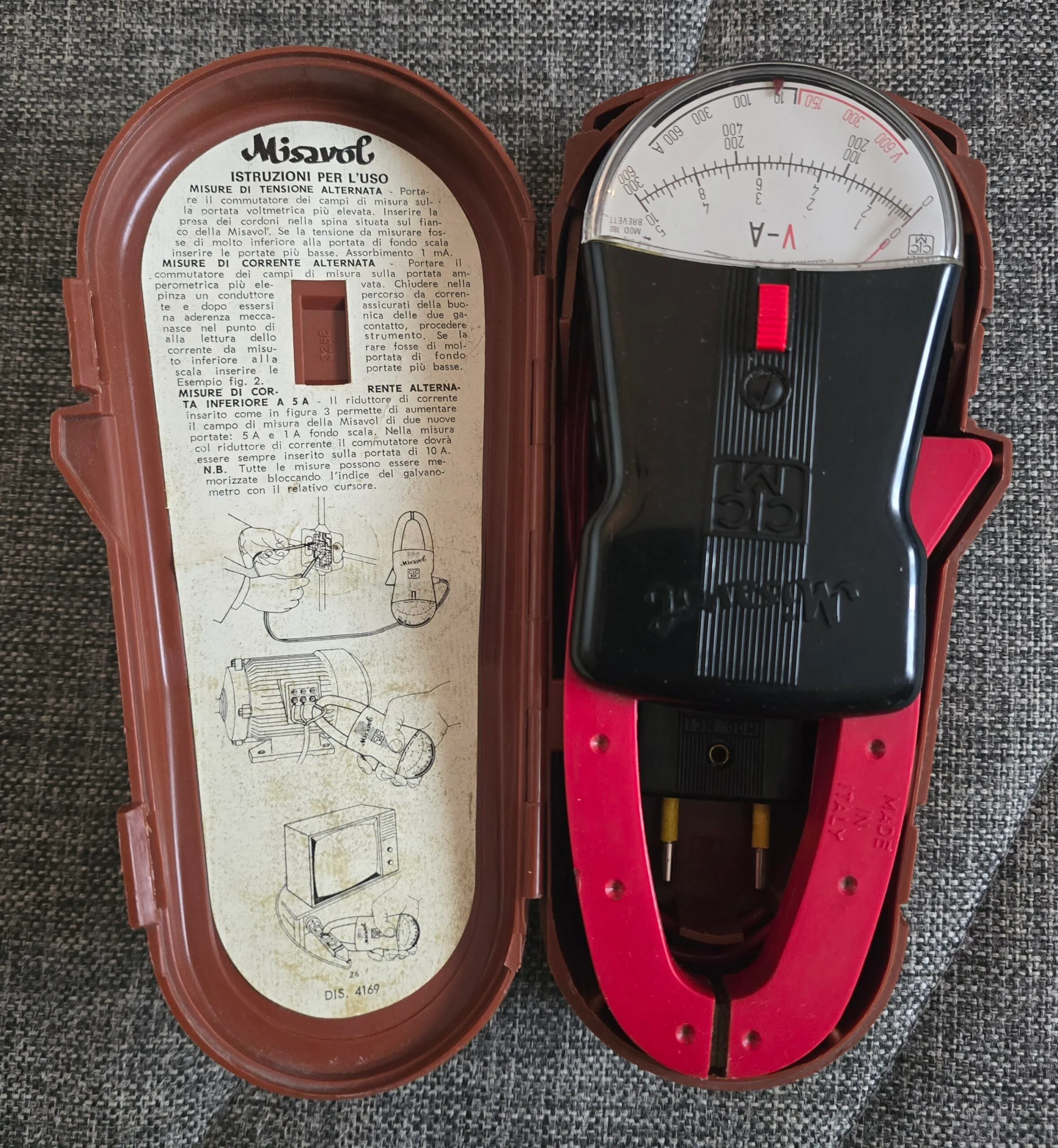 Strumento di misurazione vintage Misavol recuperato durante lo sgombero